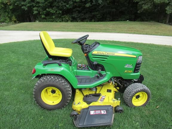 Image of John Deere X748 equipment image 3