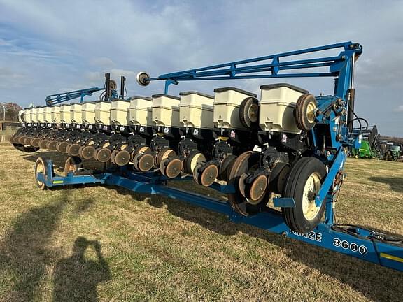 Image of Kinze 3600 equipment image 3