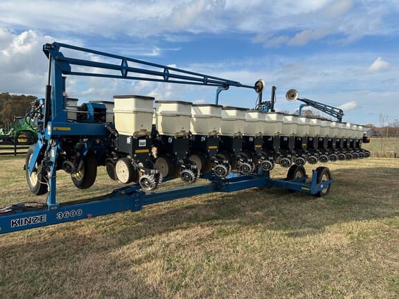 2010 Kinze 3600 Equipment Image0