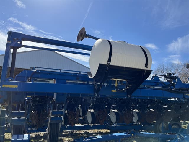 Image of Kinze 3660 equipment image 2