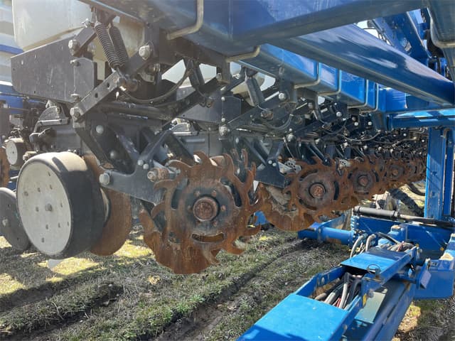 Image of Kinze 3660 equipment image 4