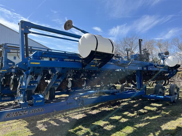 Image of Kinze 3660 equipment image 1