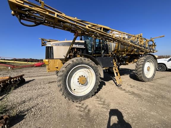 Image of Ag-Chem RoGator 1084 equipment image 2