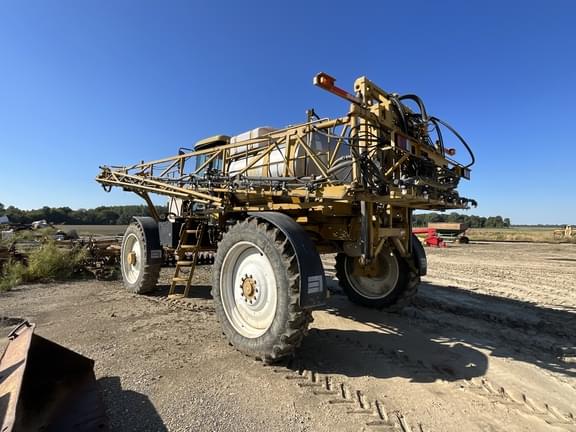 Image of Ag-Chem RoGator 1084 equipment image 3