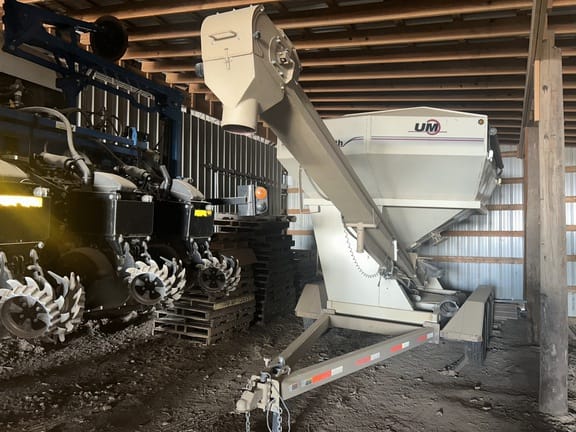 2010 Unverferth 3750 Equipment Image0