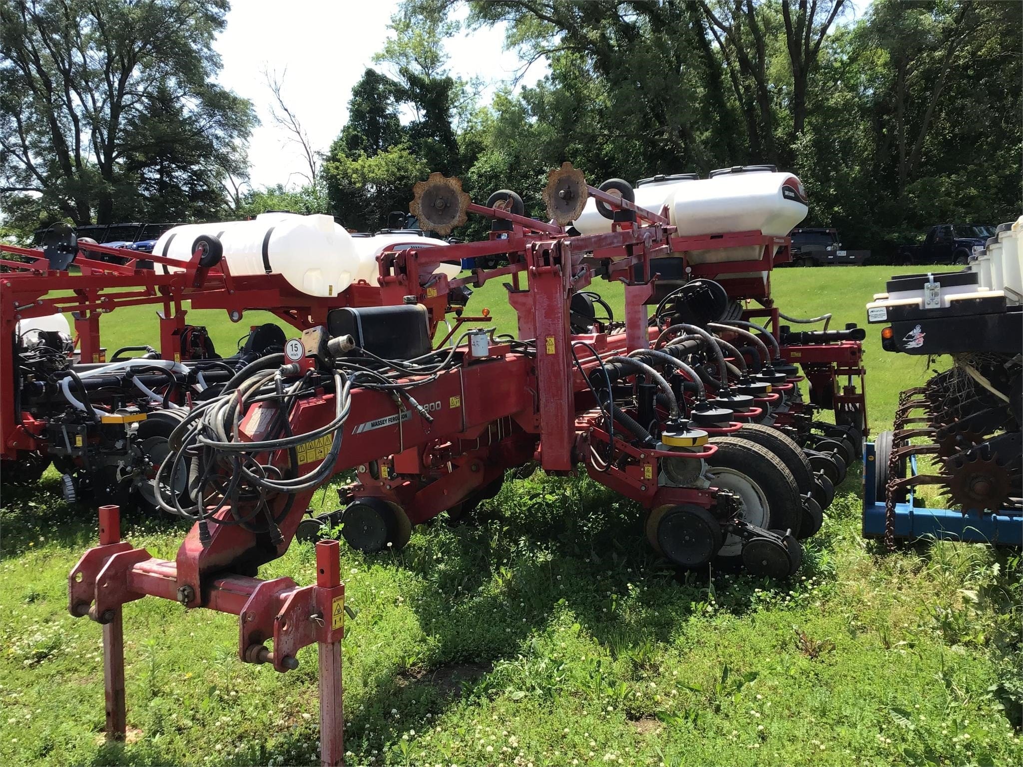 2010 White 8816 Equipment Image0
