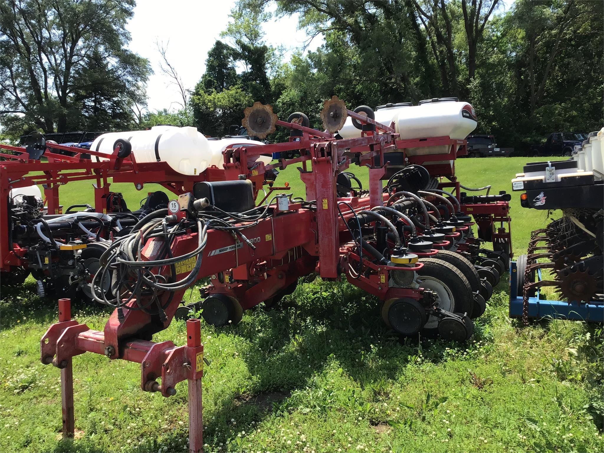 2010 White 8816 Equipment Image0