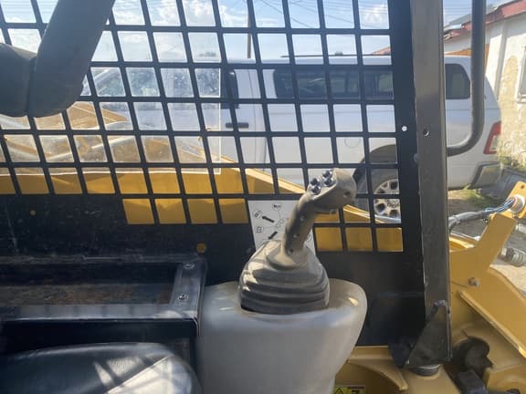 Image of Caterpillar 259B3 equipment image 4