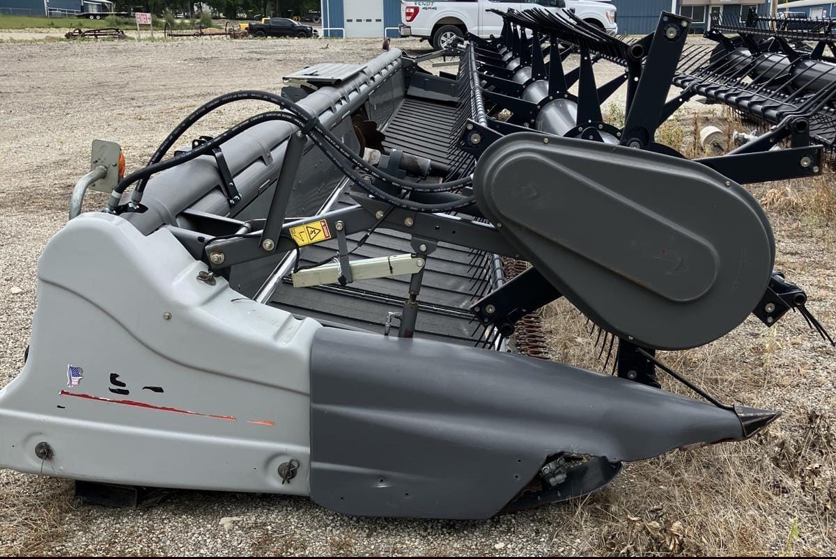 2011 Gleaner 9250 Equipment Image0