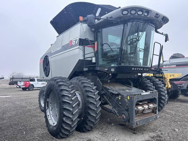Image of Gleaner S67 equipment image 2