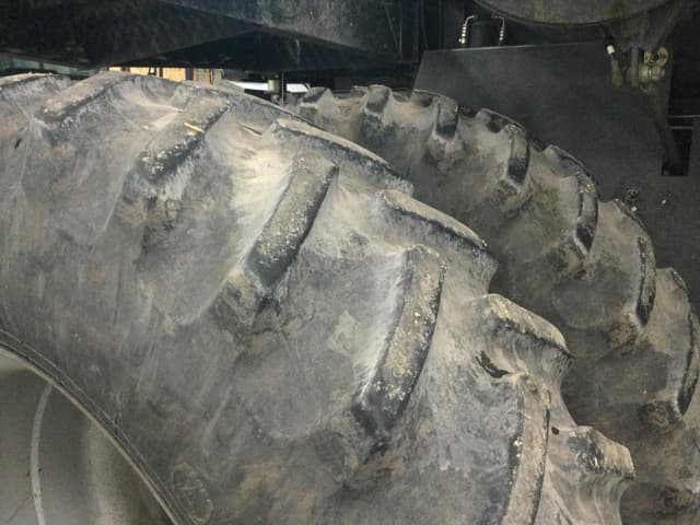 Image of Gleaner S67 equipment image 3