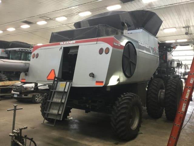 Image of Gleaner S67 equipment image 2