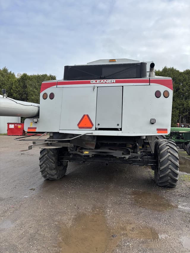 Image of Gleaner S67 equipment image 3