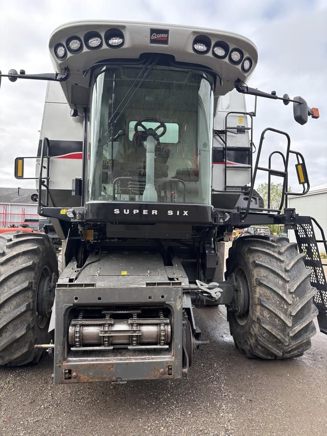 Image of Gleaner S67 equipment image 1