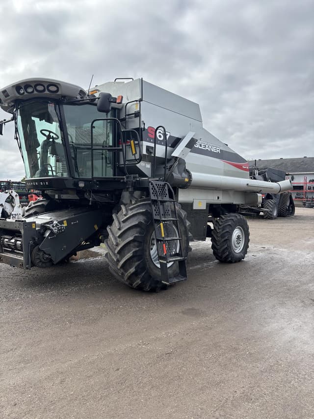 Image of Gleaner S67 equipment image 2