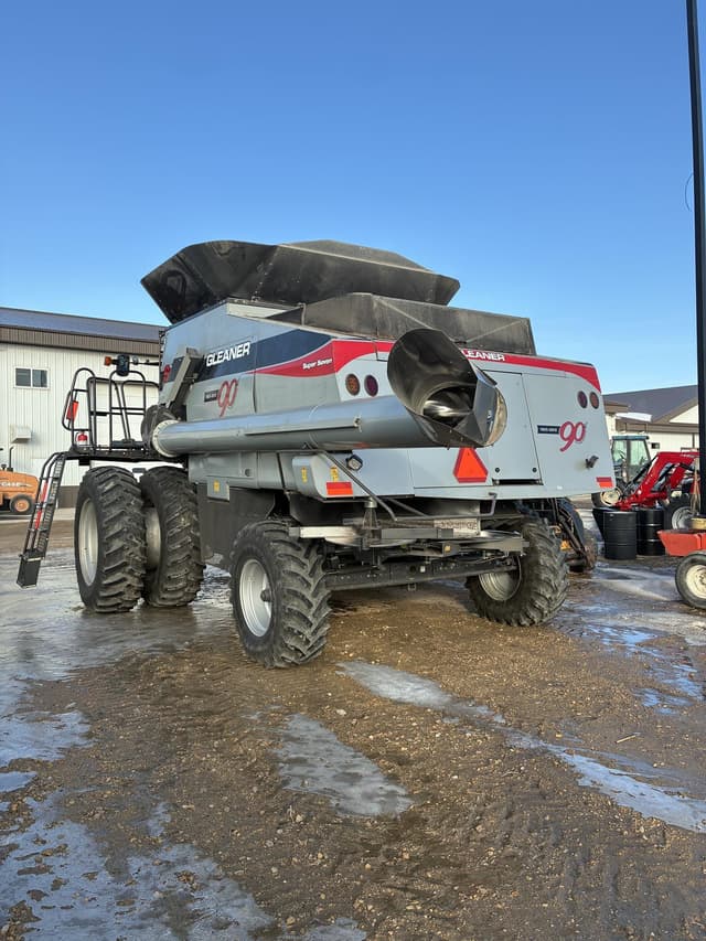 Image of Gleaner S77 equipment image 3