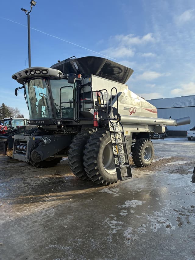 Image of Gleaner S77 equipment image 1