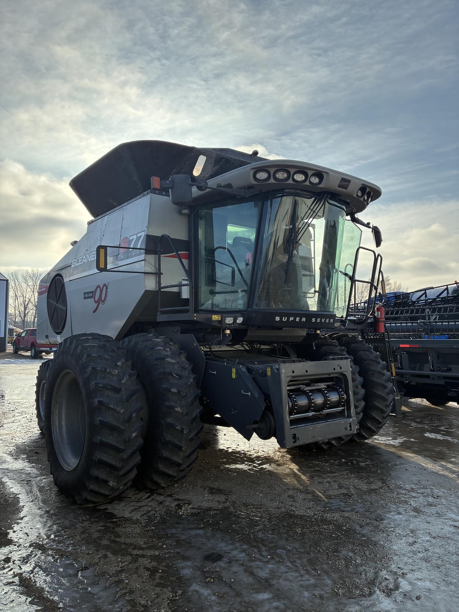 2011 Gleaner S77 Equipment Image0