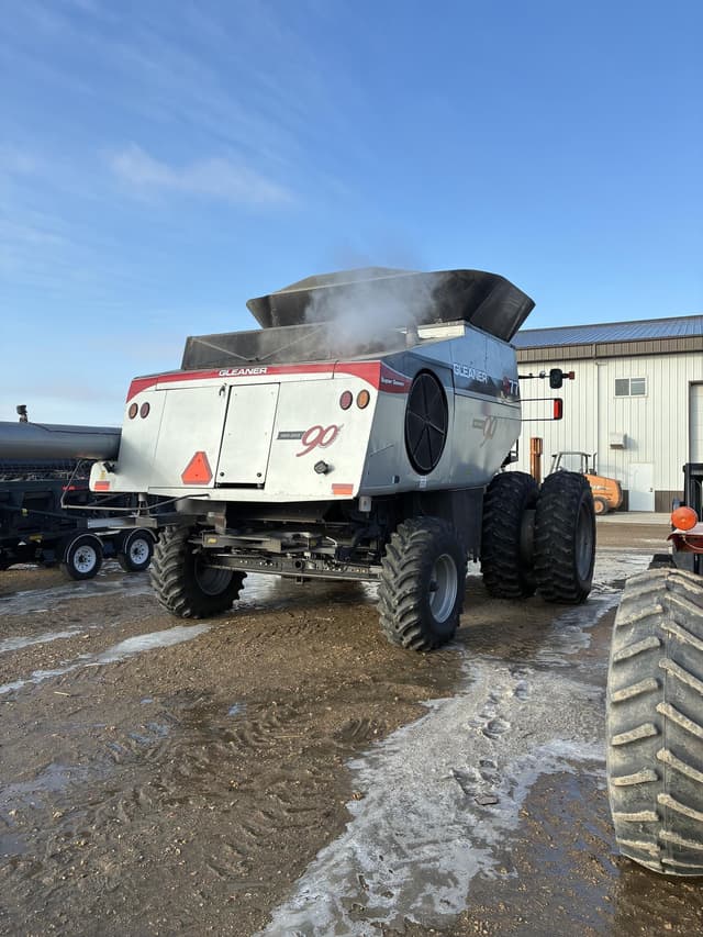 Image of Gleaner S77 equipment image 2