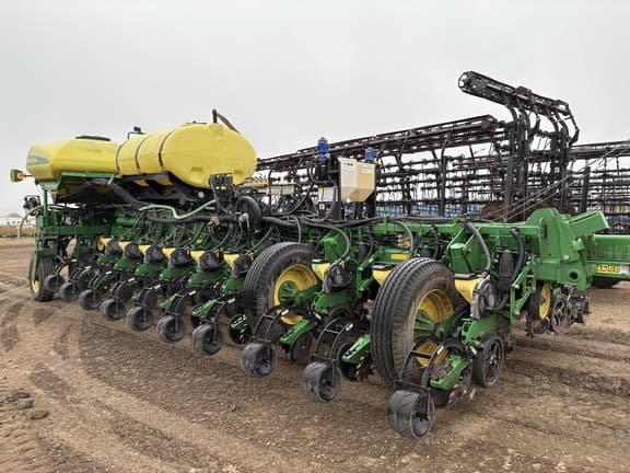 Image of John Deere 1770 equipment image 1