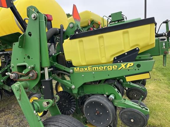 Image of John Deere 1770 equipment image 3