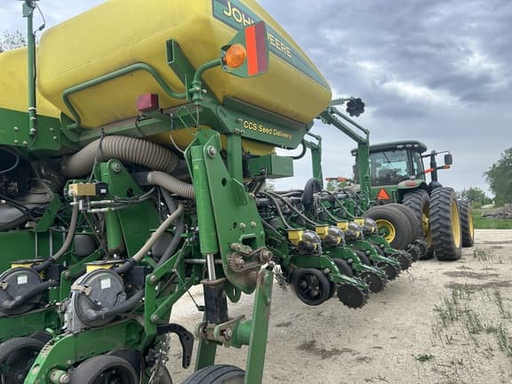 Image of John Deere 1770 equipment image 3