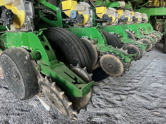 Image of John Deere 1790 equipment image 2