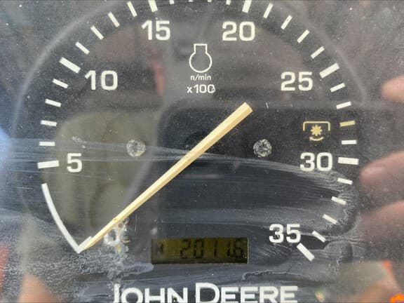 Image of John Deere 4105 equipment image 4