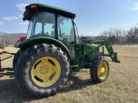 Image of John Deere 5085M equipment image 2
