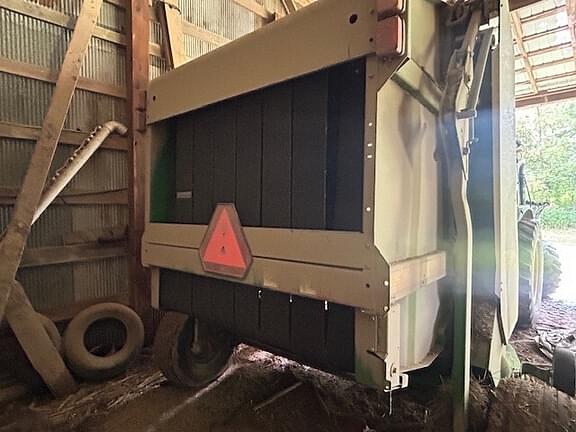 Image of John Deere 568 equipment image 4