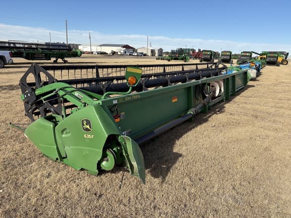 Image of John Deere 635F equipment image 4