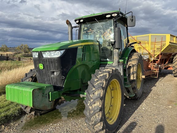 2011 John Deere 7200R Equipment Image0