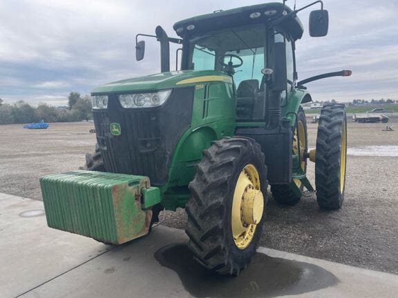 2011 John Deere 7215R Equipment Image0
