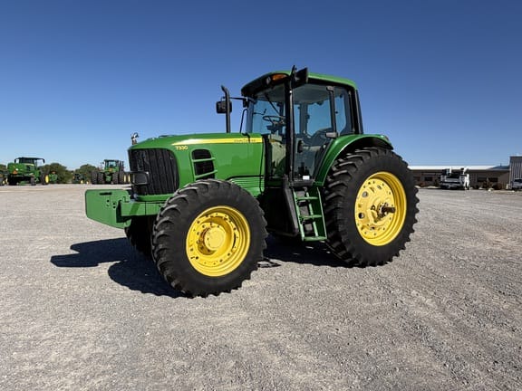 2011 John Deere 7330 Equipment Image0