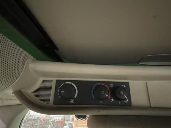 Image of John Deere 7330 equipment image 4