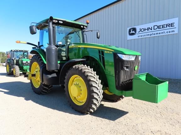 Image of John Deere 8235R equipment image 3