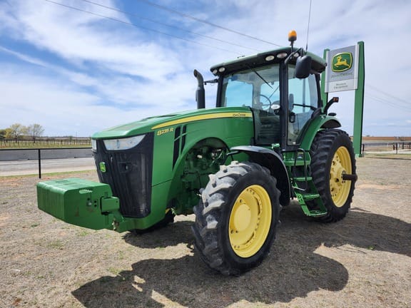 2011 John Deere 8235R Equipment Image0