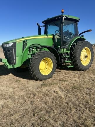 Image of John Deere 8235R equipment image 4