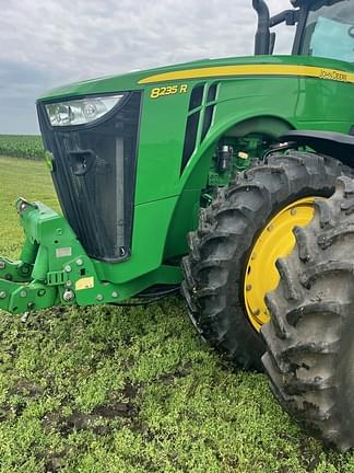 Image of John Deere 8235R equipment image 1