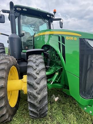 Image of John Deere 8235R equipment image 4