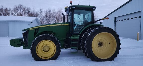 Image of John Deere 8235R equipment image 1