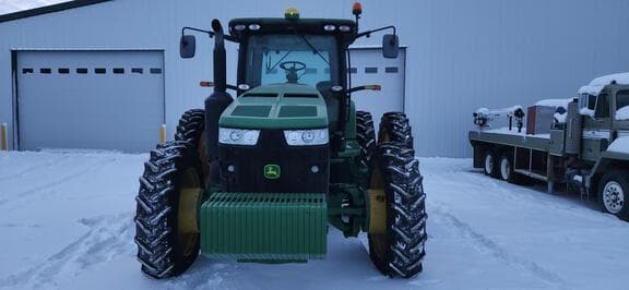 Image of John Deere 8235R equipment image 4