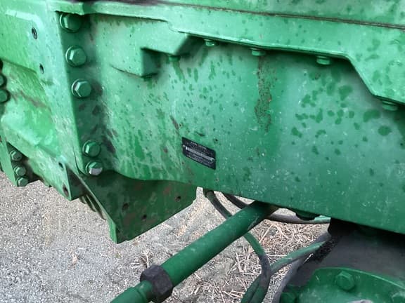 Image of John Deere 8235R equipment image 4