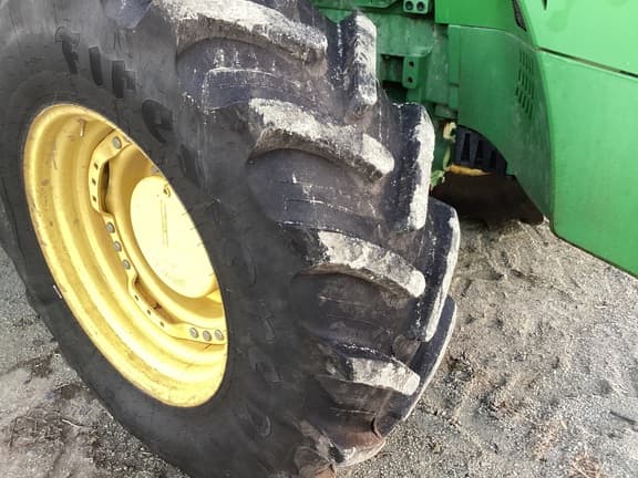 Image of John Deere 8235R equipment image 3