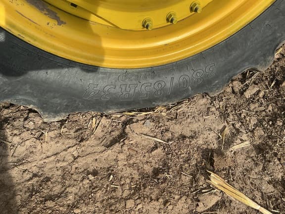 Image of John Deere 8235R equipment image 2