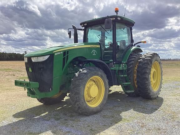 Image of John Deere 8260R equipment image 1