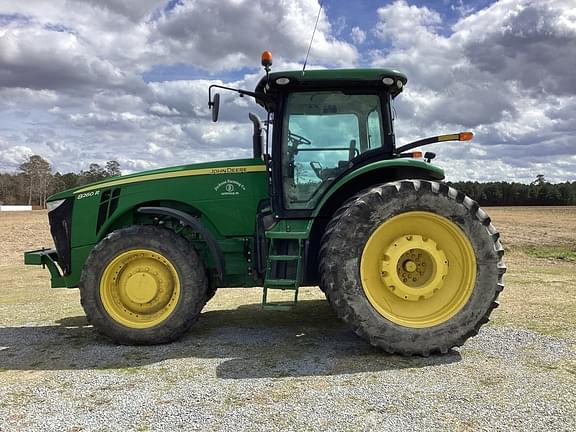 Image of John Deere 8260R equipment image 2