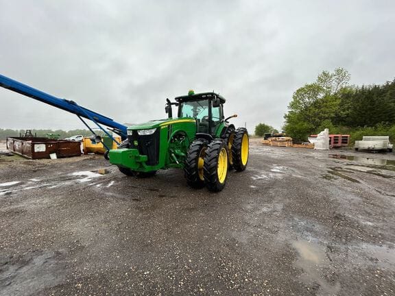 2011 John Deere 8260R Equipment Image0