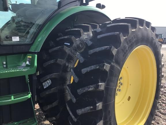 Image of John Deere 8285R equipment image 2