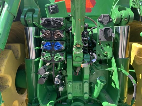 Image of John Deere 8310R equipment image 4